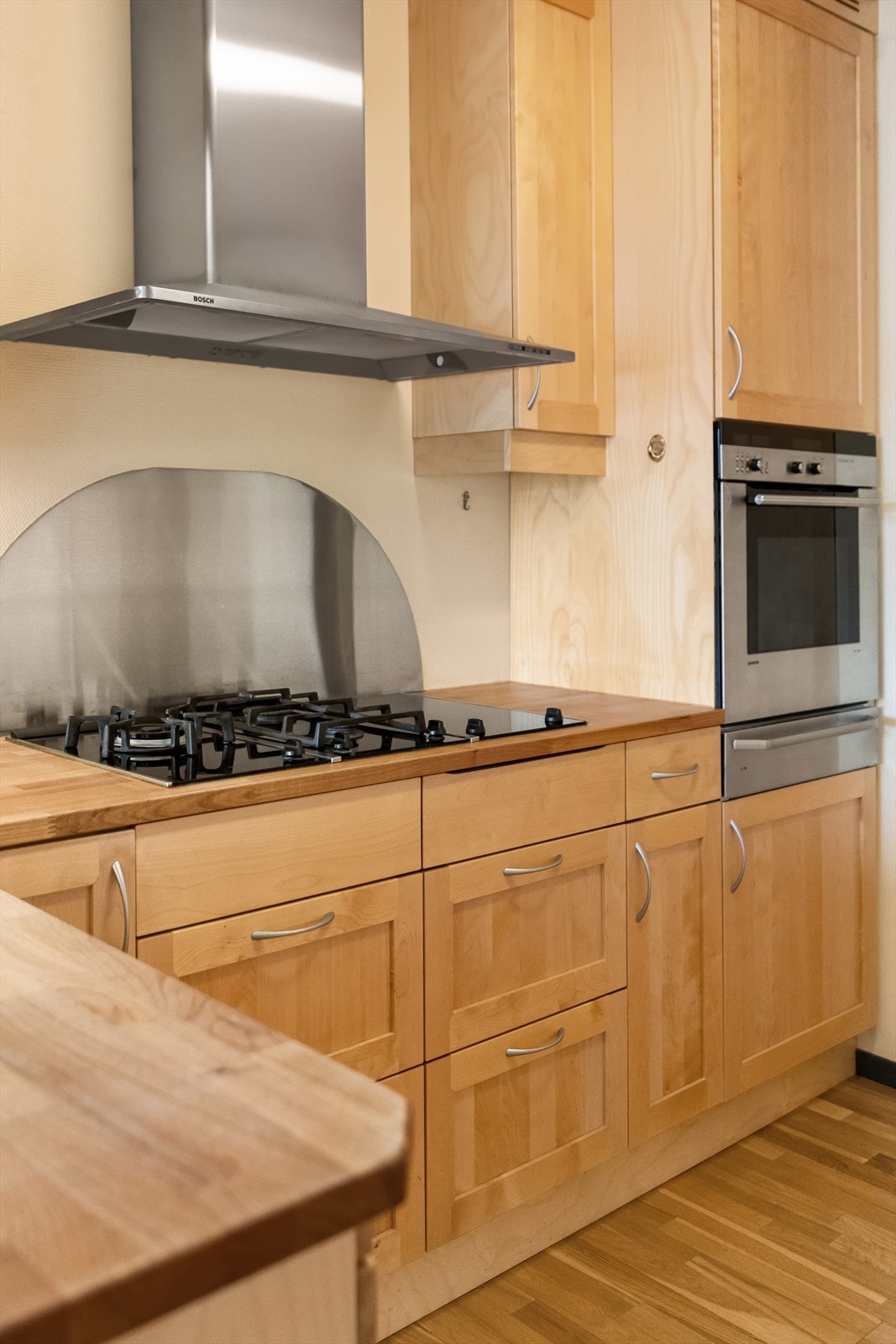 Med både gassbluss og induksjonstopp, samt kombinert steike- og mikrobølgeomn i praktisk ståhøgde med varmeskuff for servise under, ligg alt til rette for den matglade å utfalde seg med dei lekraste rettar. Galleribilde