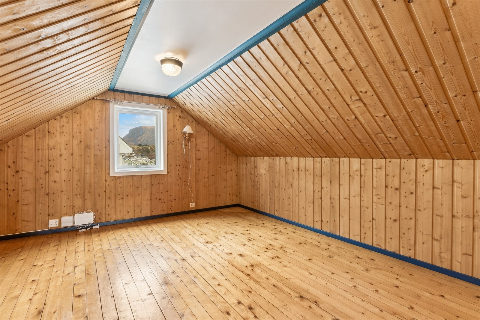 Loftstova er romsleg, og er den perfekte staden å trekke seg litt tilbake, evt. som eiga avdeling for ungdomen i huset. Galleribilde