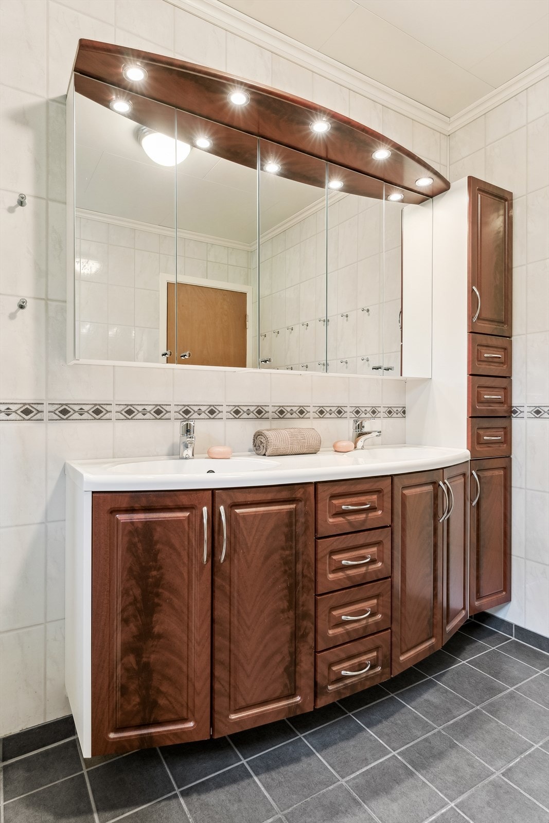 Godt utbygd baderomsinnreiing med rikeleg lagringsplass og dobbel servant. Galleribilde