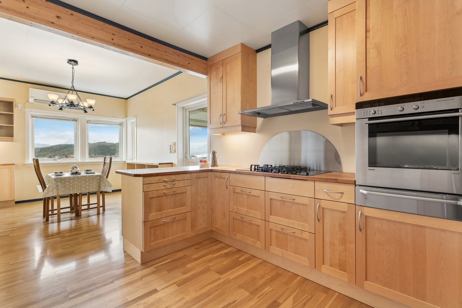 Kjøkkenet er påbygd med spisestove, som gjer dette til eit luftig rom det er kjekt å kokkelere i. Galleribilde