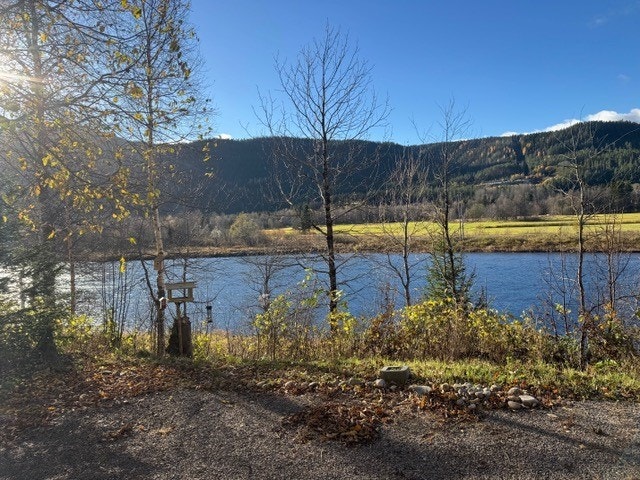 Privat og solrik uteplass mot Trysilelva. Galleribilde