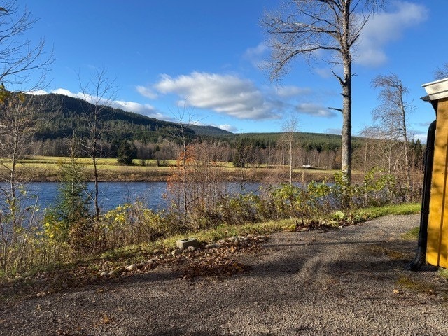 Privat og solrik uteplass mot Trysilelva. Galleribilde