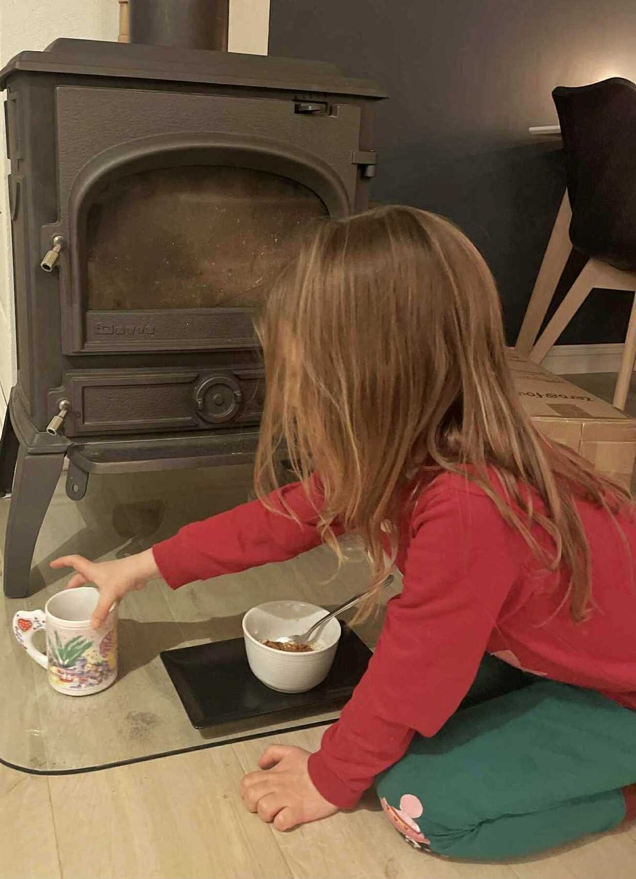 Nissefar vet at han får grøt og melk her i hus, så det må dere huske på i år også. Galleribilde