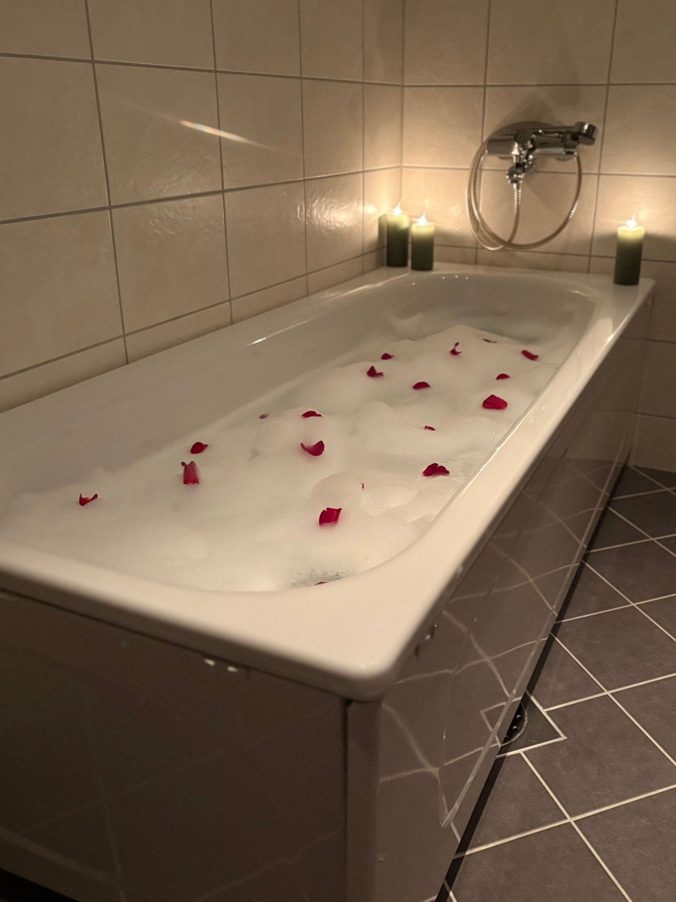 Se for deg å senke deg ned i dette badekaret etter at barna har falt i søvn. Galleribilde