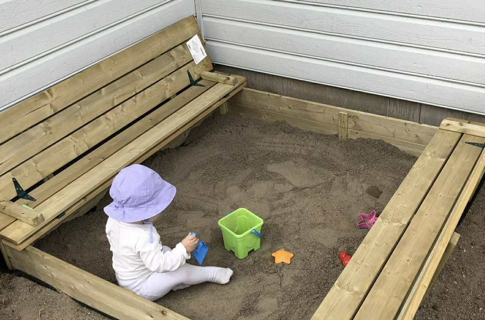 Med egen sandkasse i hagen lages det både sandkaker, slott og minner. Galleribilde