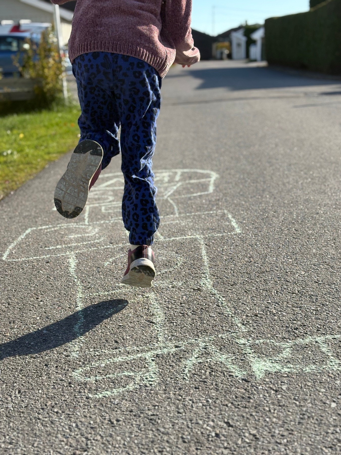 Her kan barna trygt leke i gata. Galleribilde