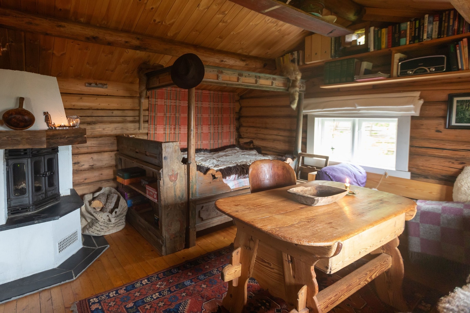 Stue med peisovn og rosemalt himmelseng Galleribilde