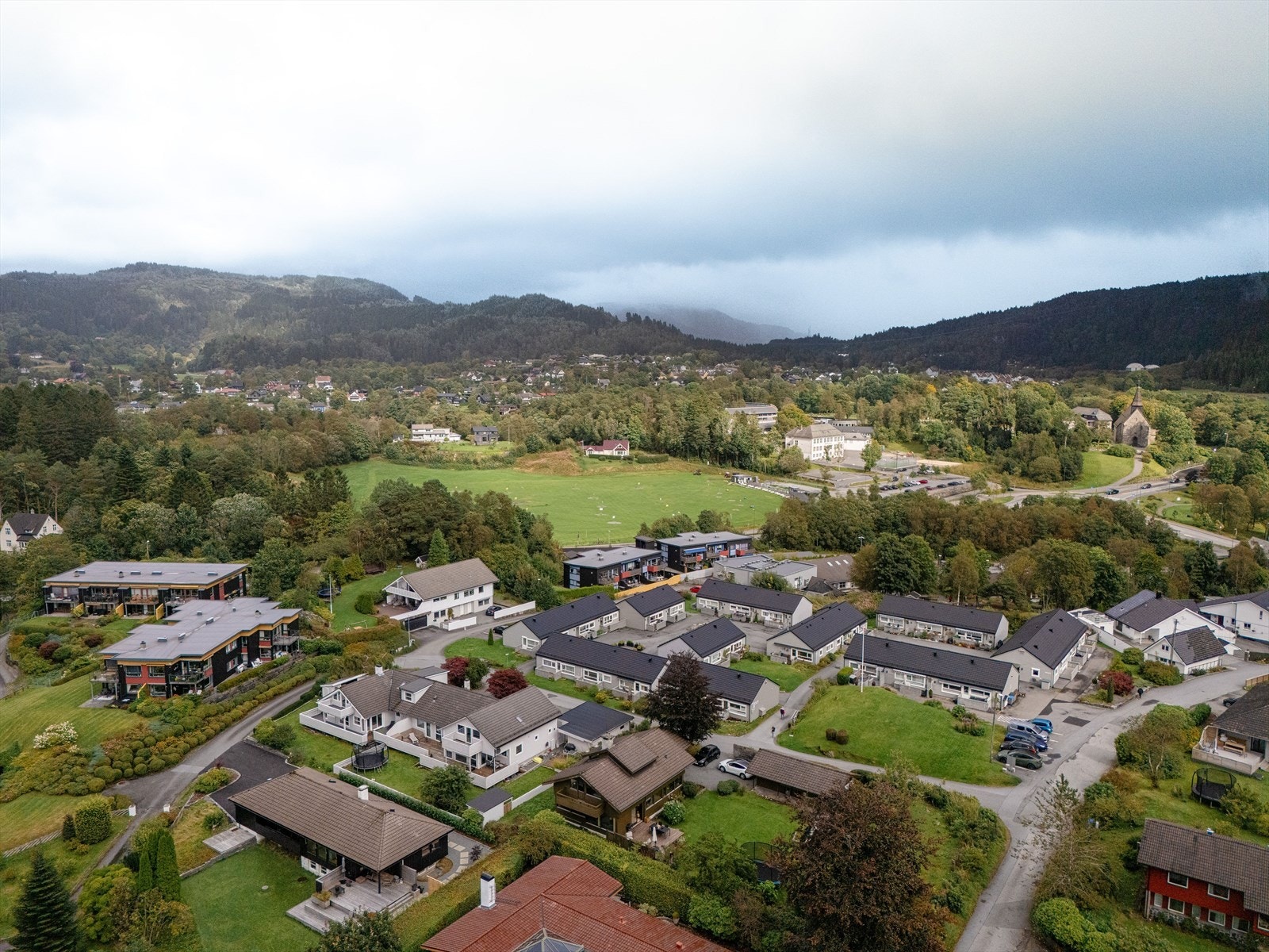 Nærhet til butikk, skole, barnehage og drivingrange. Galleribilde