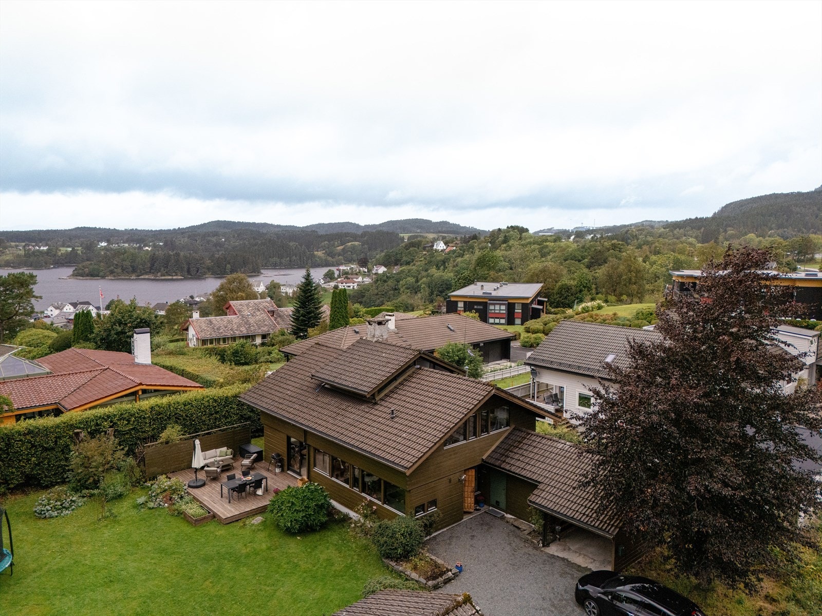 Boligen har carport og garasje. Galleribilde