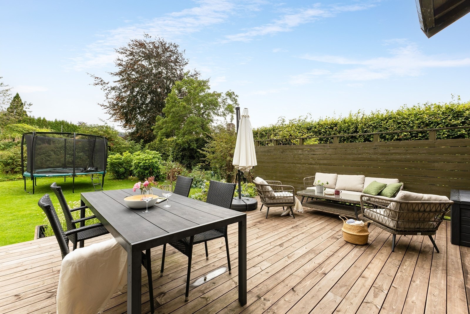 Store gode uteplasser | Opparbeidet med treterrasser og flott flat plen Galleribilde