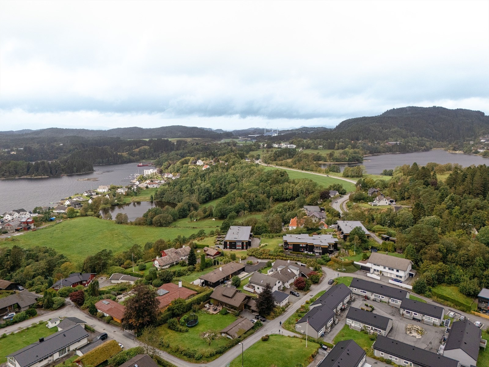 Kort avstand til sjø og turområder | Få minutter til Lagunen kjøpesenter med alle fasiliteter og Bybane Galleribilde