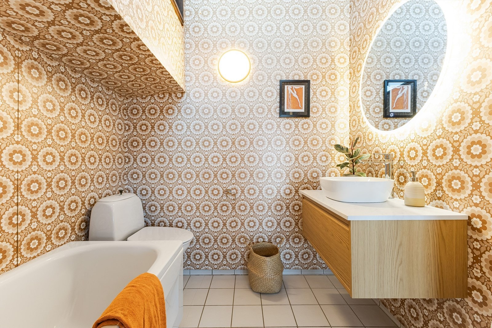 Badet til hovedsoverom har retrostil med nytt møbel med vask | Badekar og toalett Galleribilde