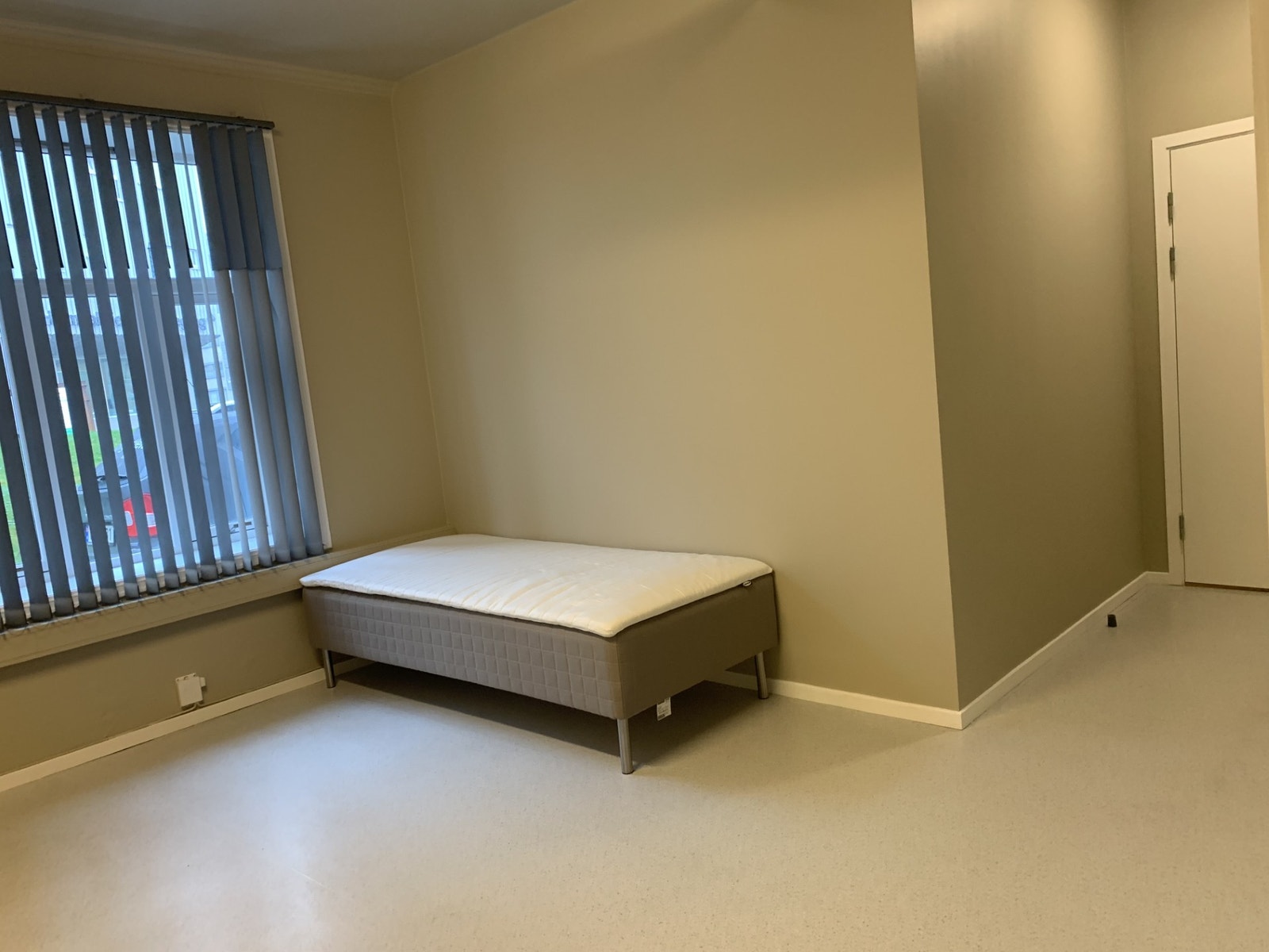 Hybel B2. Nymalte vegger og nymalt tak. Utleid. Galleribilde