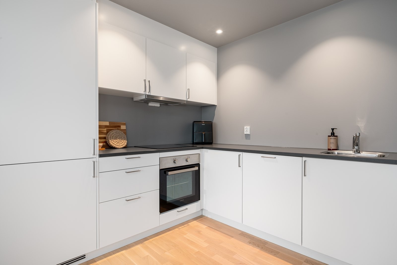 Kjøkken med tidløs innredning. Galleribilde