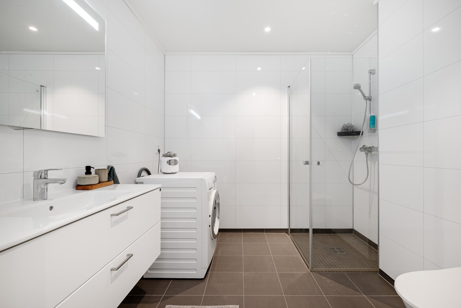 Badet ligger praktisk plassert ved soverommet. Galleribilde