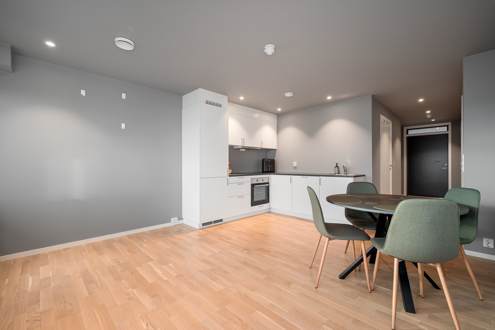 Plass til spisebord ved kjøkkenet. Galleribilde