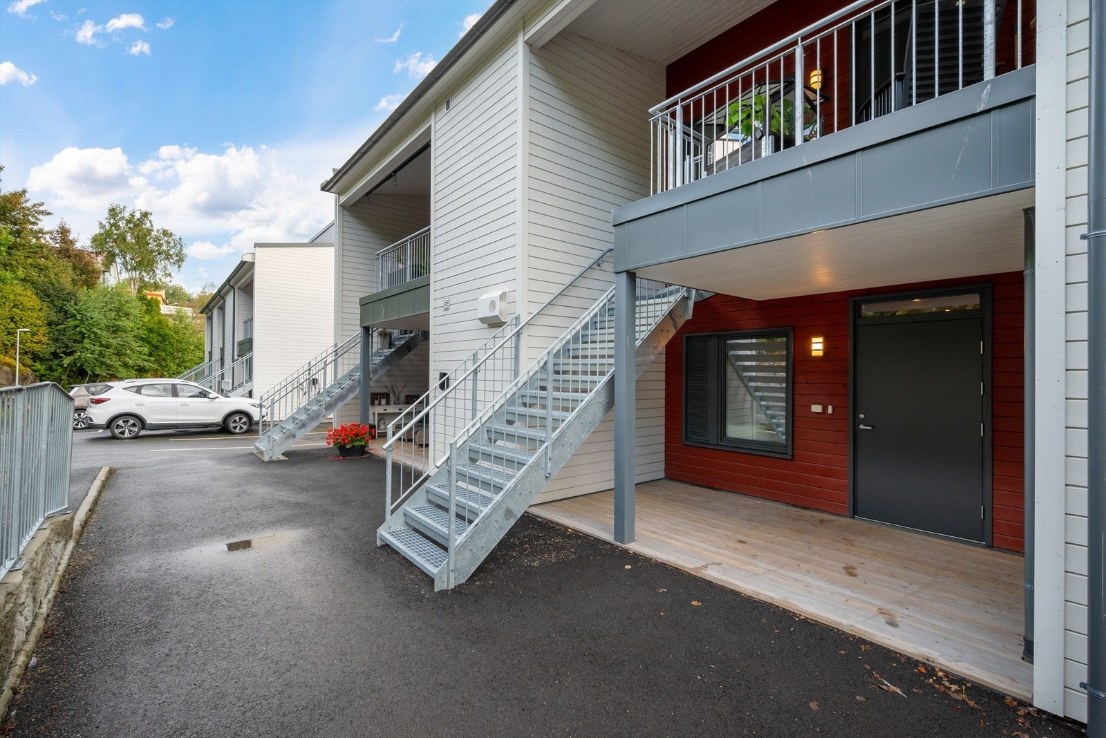 Leiligheten har enkel adkomst direkte fra bakkeplan. Galleribilde