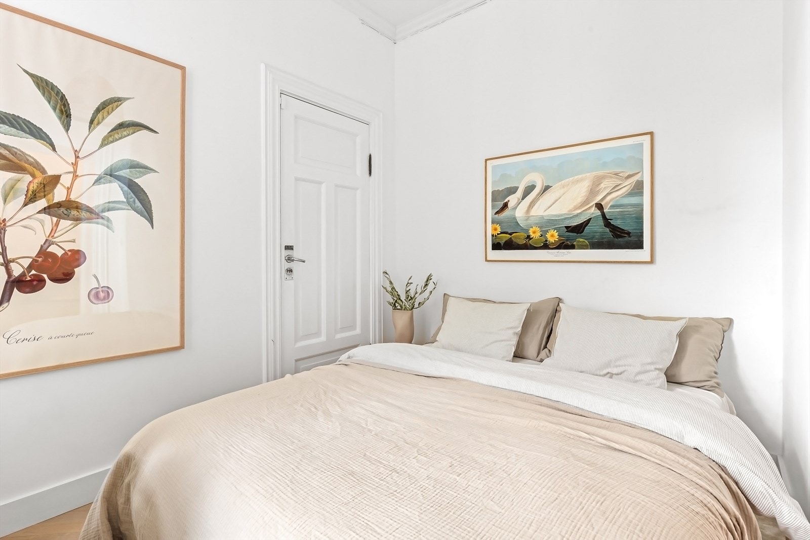 Soverom 2 med plass til dobbeltseng. Utgang til baktrapp. Galleribilde