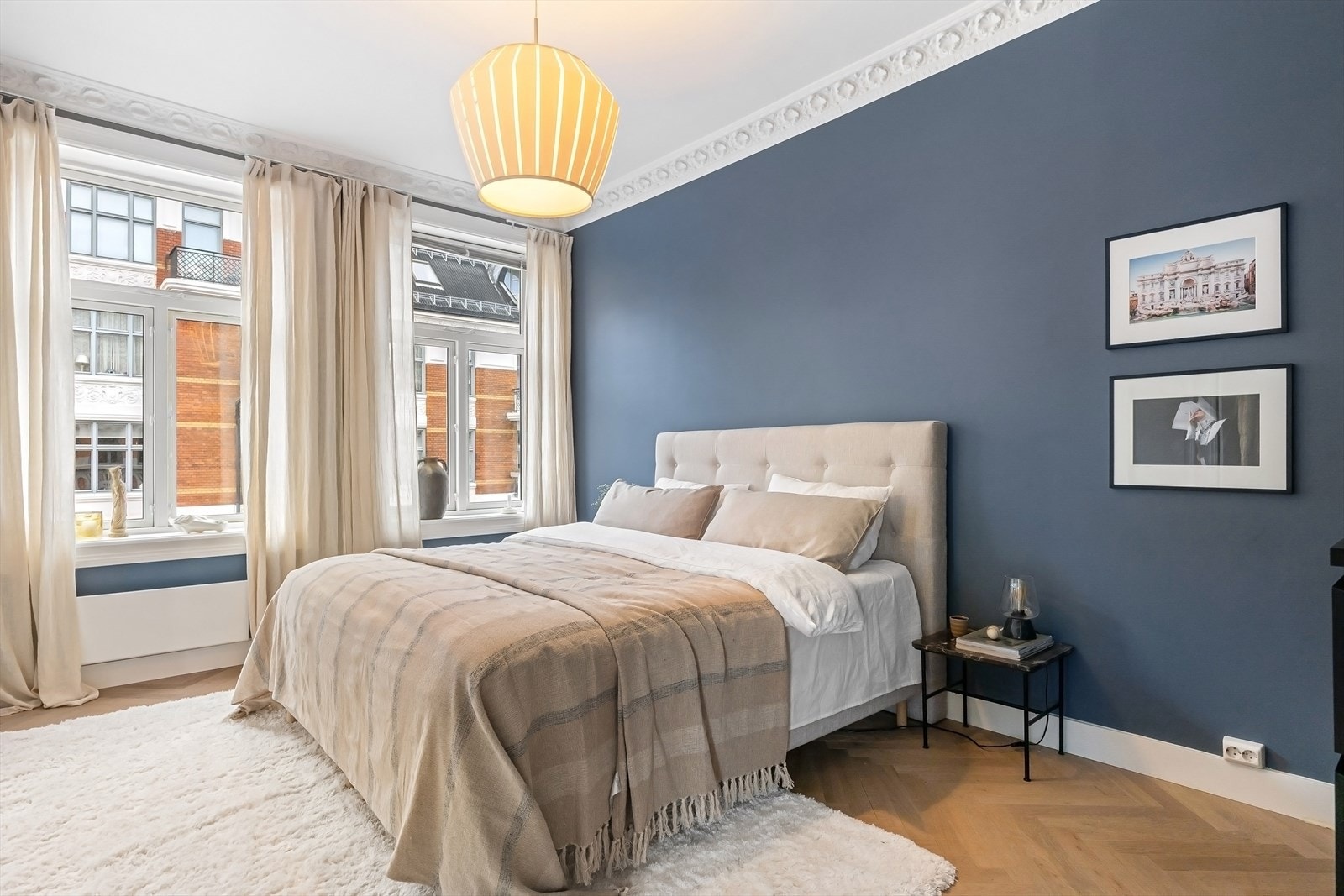 God plass til stor dobbeltseng og annet møblement. Galleribilde