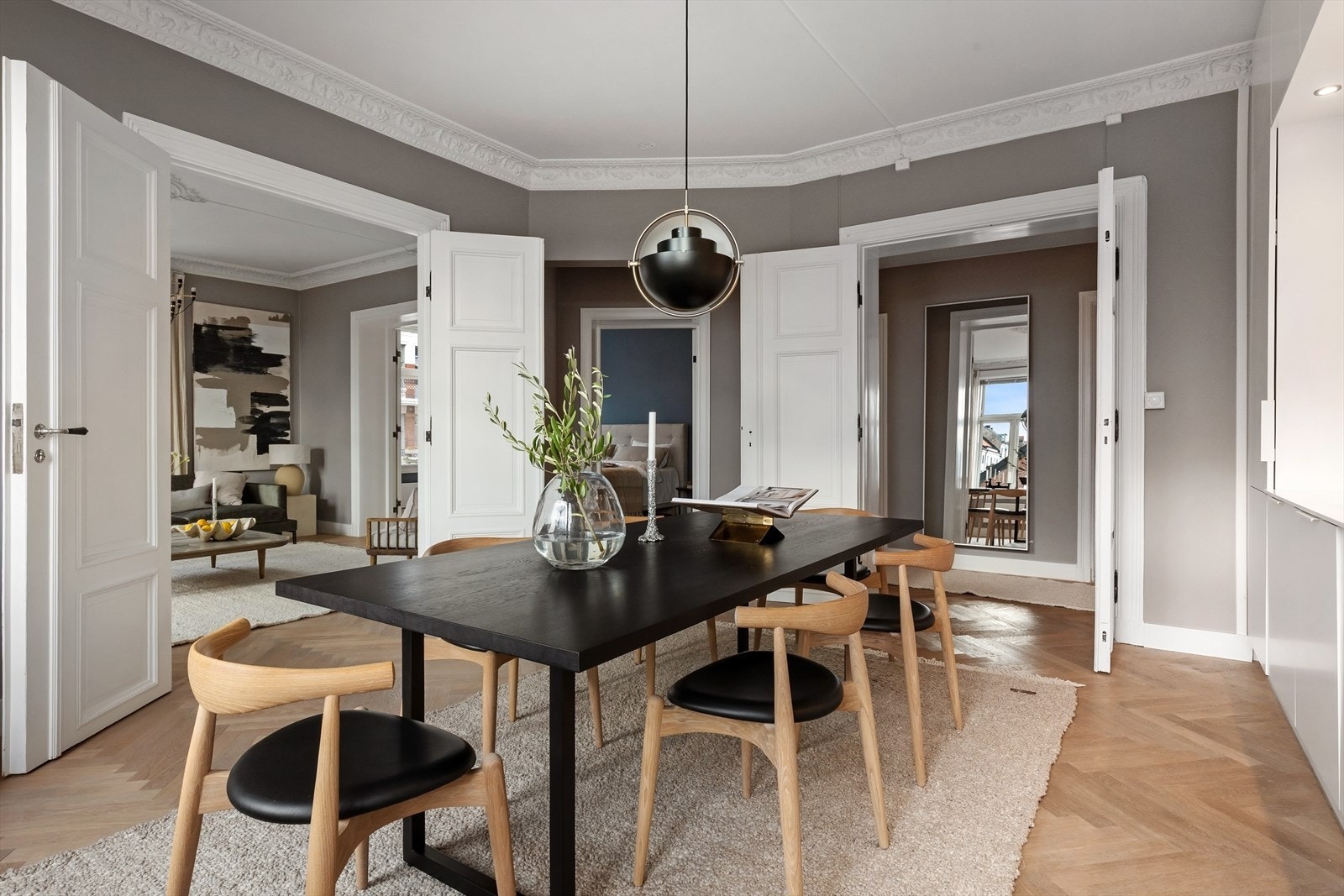 Fiskebensparkett, stukkaturer, rosetter og doble fløydører. God takhøyde (2,9m i stue) og romslige rom. Galleribilde