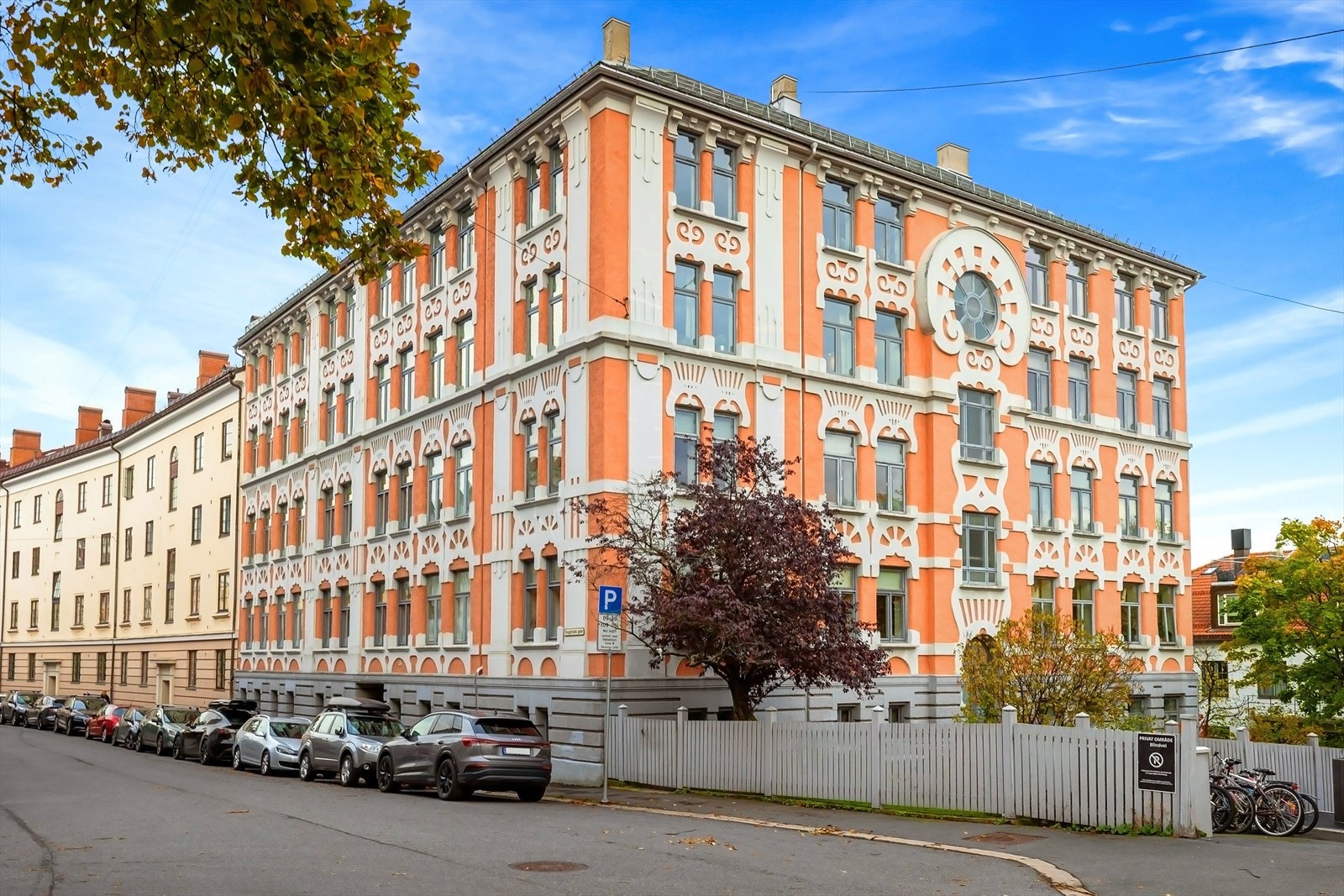 Veldrevet og praktfull Jugendgård. En helt spesiell hjørnegård tegnet av arkitekten Hans Grønneberg. Pent utsmykket og skiller seg ut blant de fleste av Oslos bygninger. Galleribilde