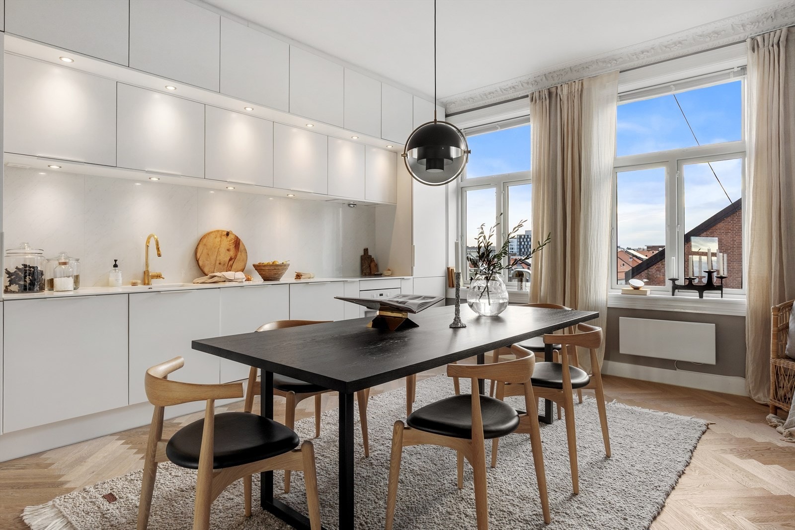 To store vinduer på rad med dype karmer. Galleribilde