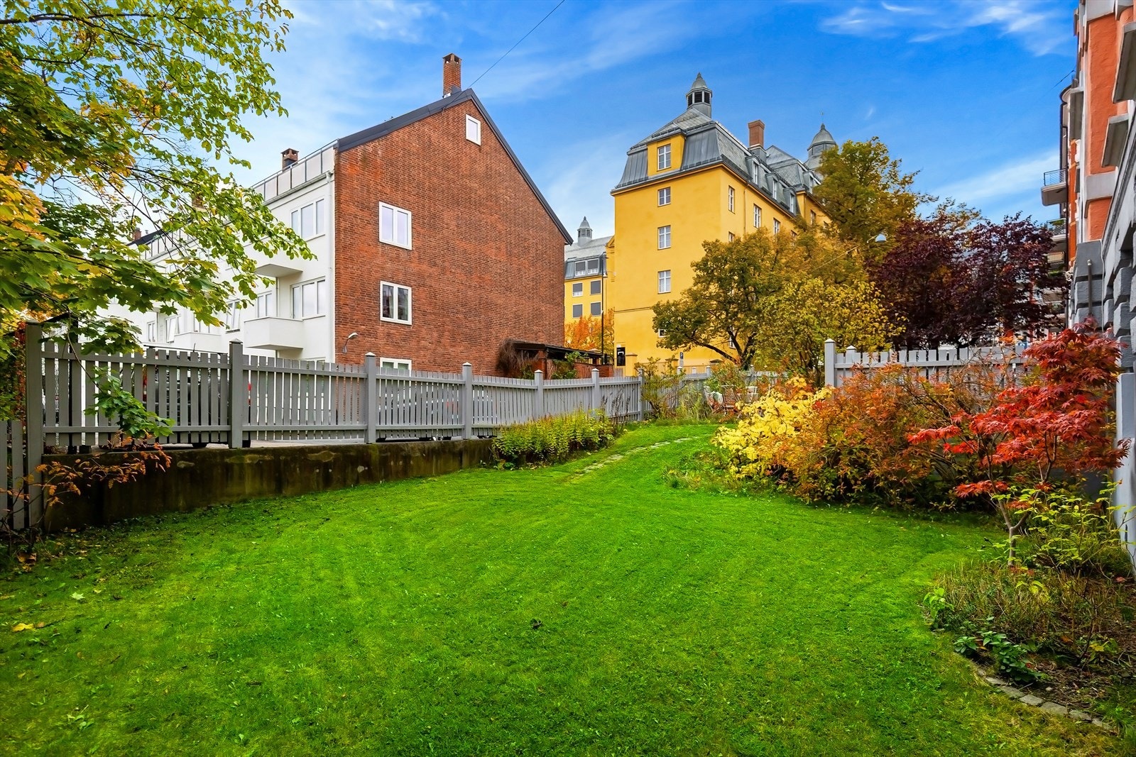 Opparbeidet med plen, beplantning og trær. Galleribilde