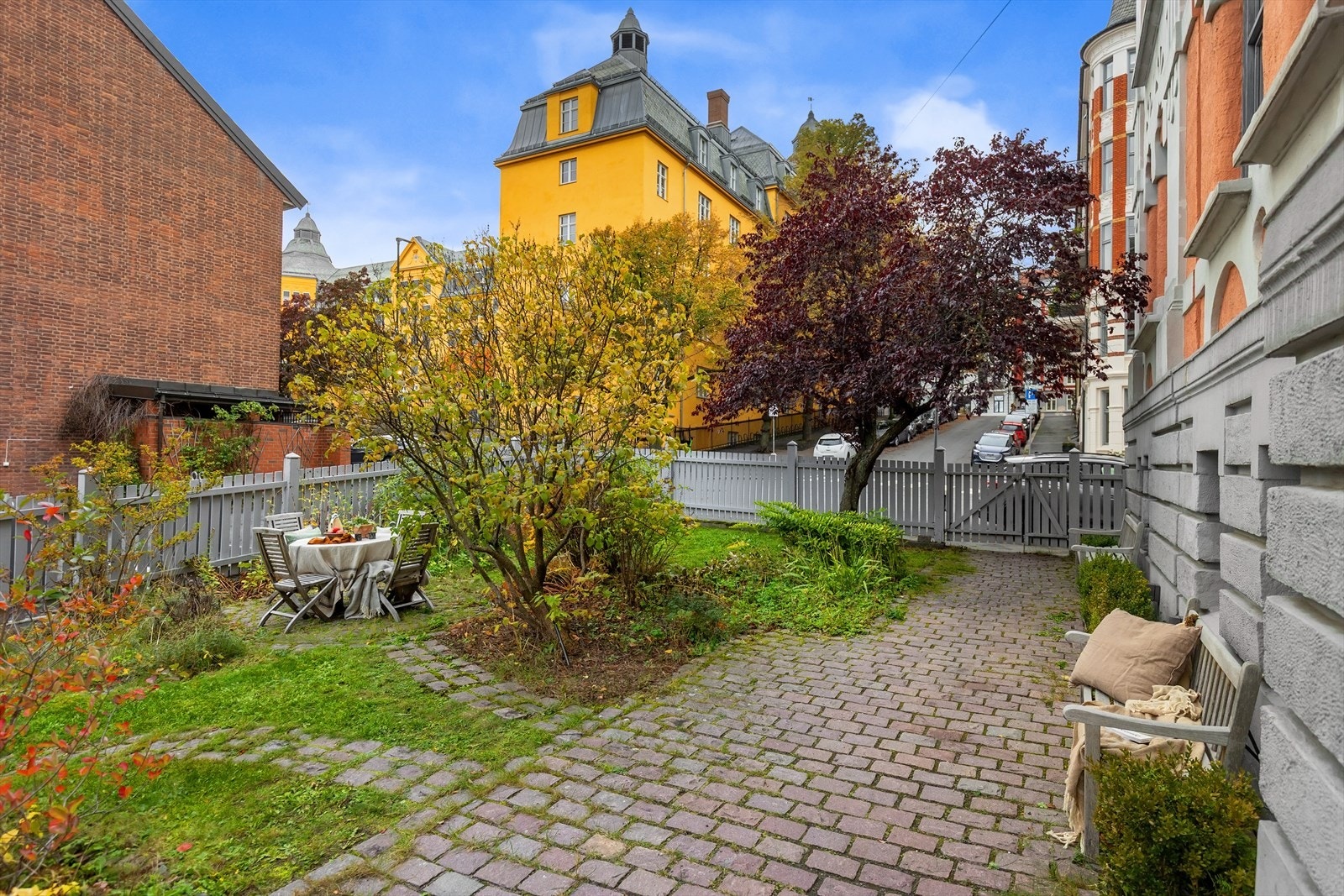 Attraktivt beliggenhet, skjermet og tilbaketrukket, samtidig kort vei til butikker og kolletivtransport på St.hanshaugen. Galleribilde