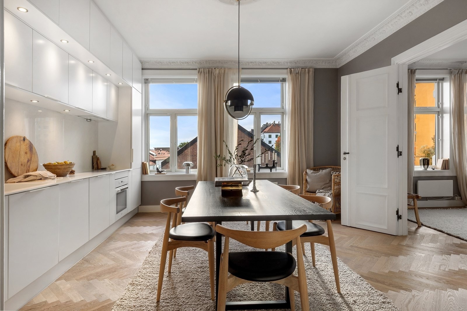 Fra stue inn til spisekjøkken med god plass til å dekke opp med langbord og god utsikt utover hustakene. Galleribilde