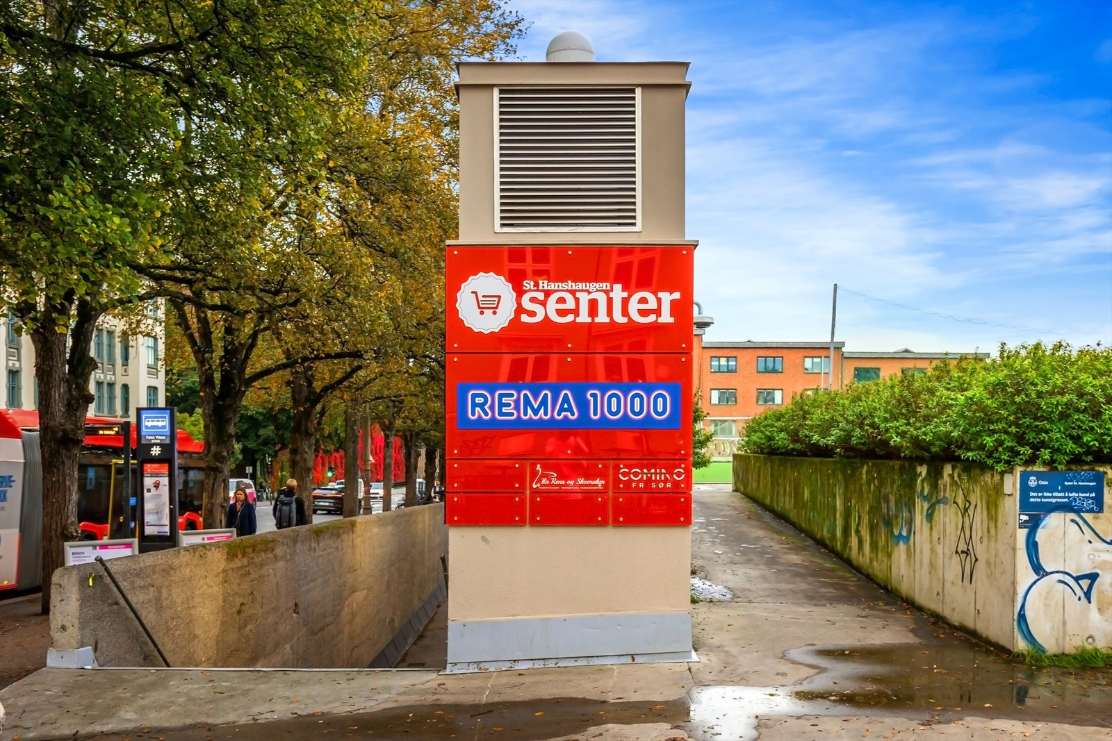 Ca. 260 meter til St.Hanshaugen senter med stor Rema 1000, apotek, blomsterbutikk, m.m. Galleribilde