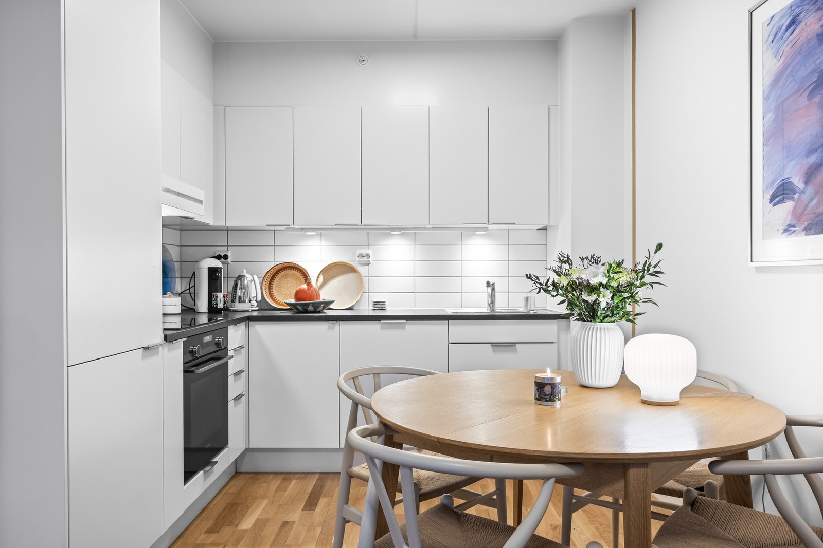 Integrert kombiskap, komfyr, ventilatorvifte og oppvaskmaskin. Galleribilde