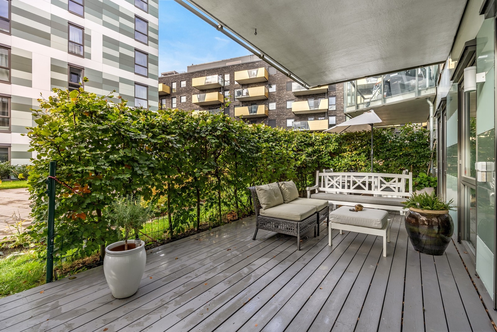 Velkommen til en strøken og veldig tiltalende 3-roms med stor og skjermet markterrasse. Galleribilde