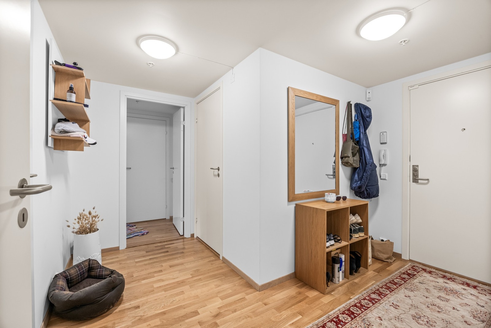 Pen og hyggelig entré/gang med plass til yttertøy, sko og andre møbler man kan ønske seg i gangen. Galleribilde