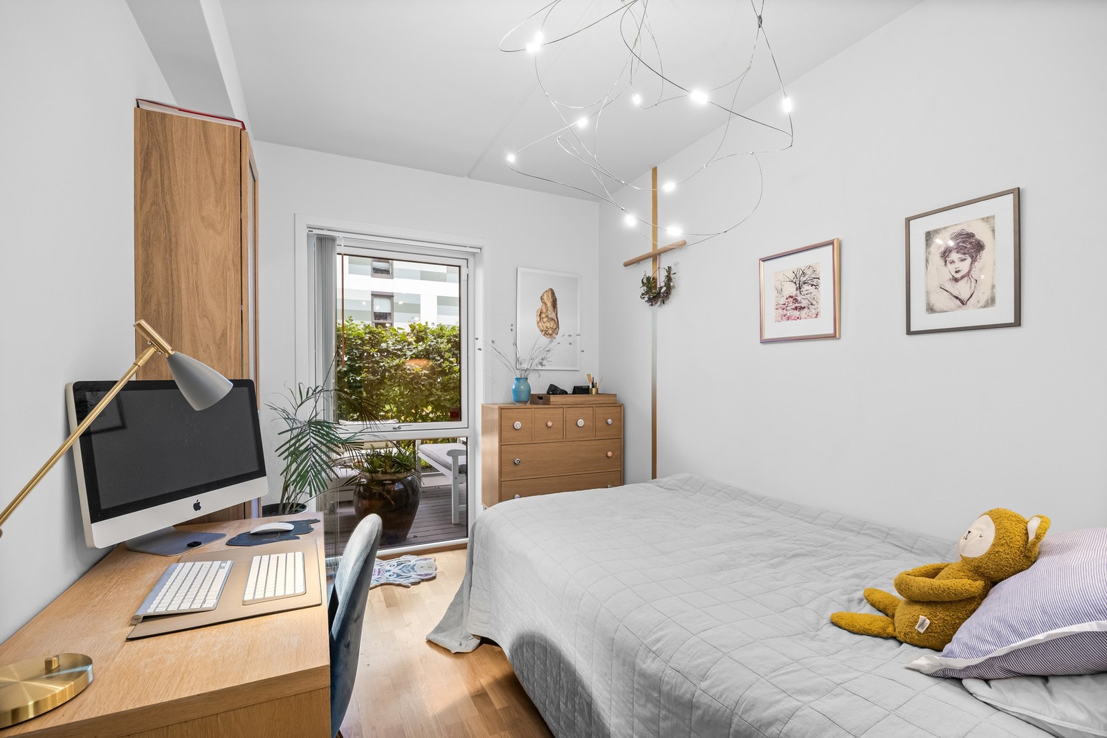 Minste soverom har plass til det meste! Et fint rom med vinduet midt på veggen som gir fine møbleringsmuligheter på sidene. Galleribilde