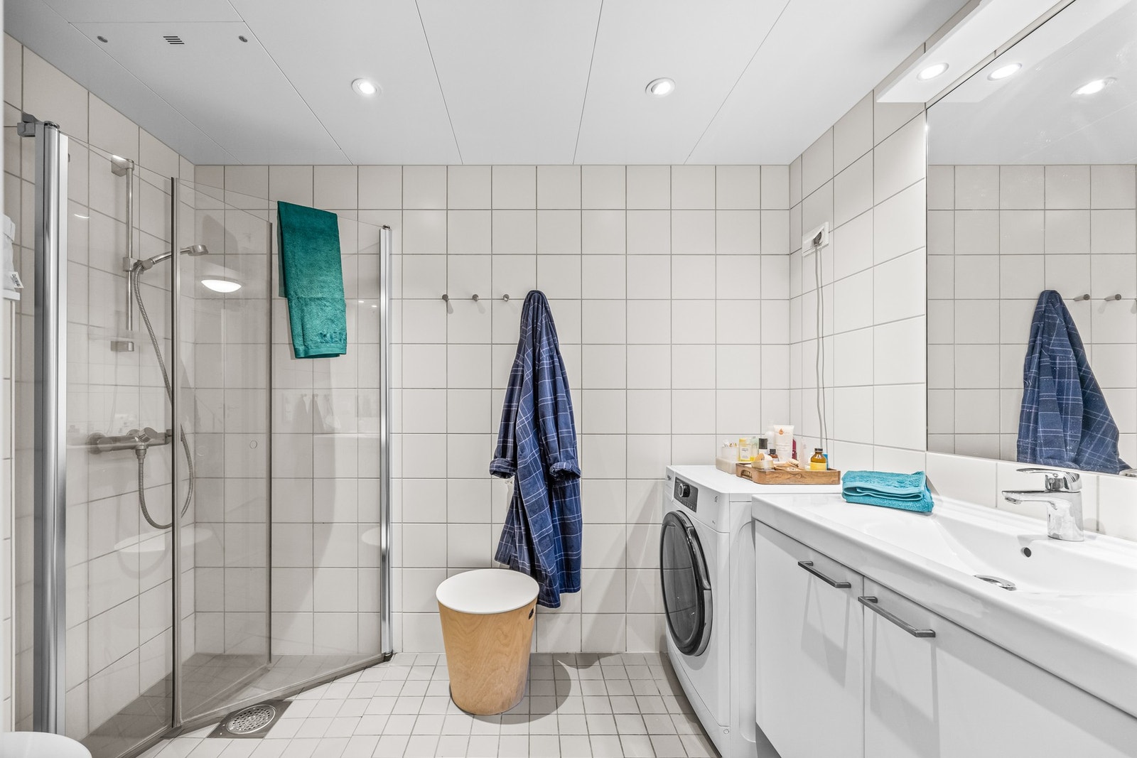 Velholdt og pent baderom som leveres med vaskemaskin. Galleribilde