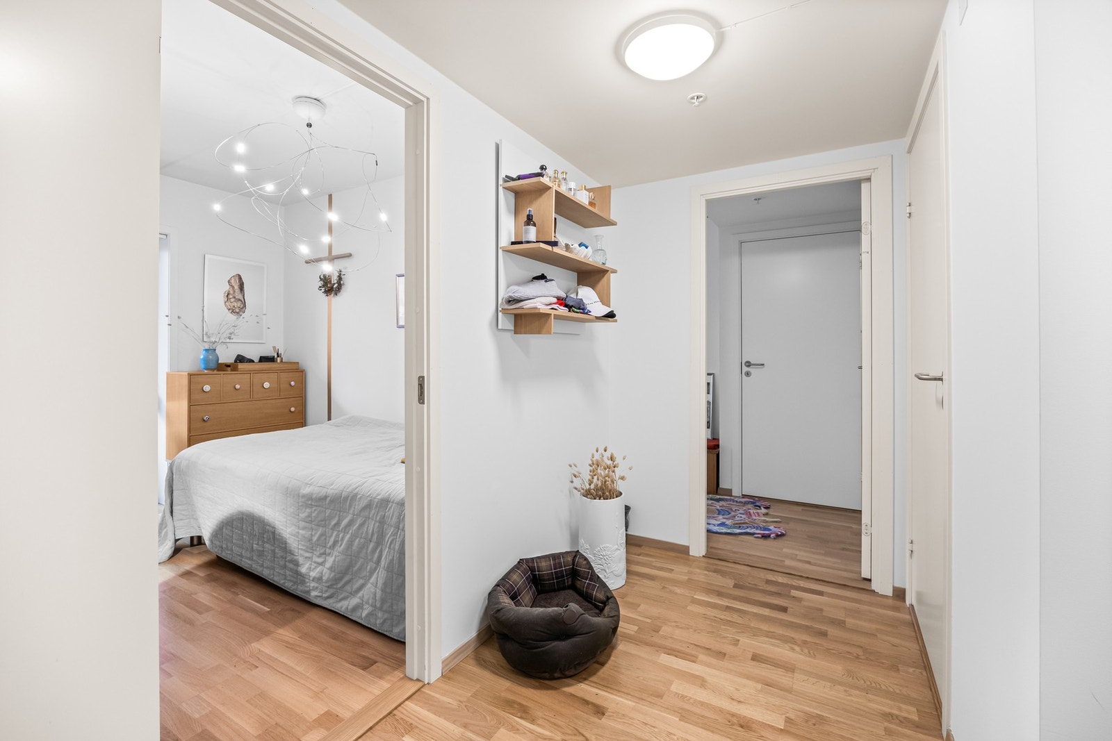 Indre del av gangen får dagslys via det minste soverommet. Hovedsoverommet rett frem, med videre inngang til garderoberom. Badet er døren til høyre. Galleribilde