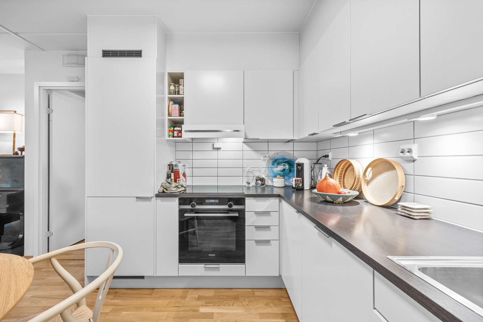 Delikat, rent og meget strøkent kjøkken med bra oppbevaringsplass. Galleribilde