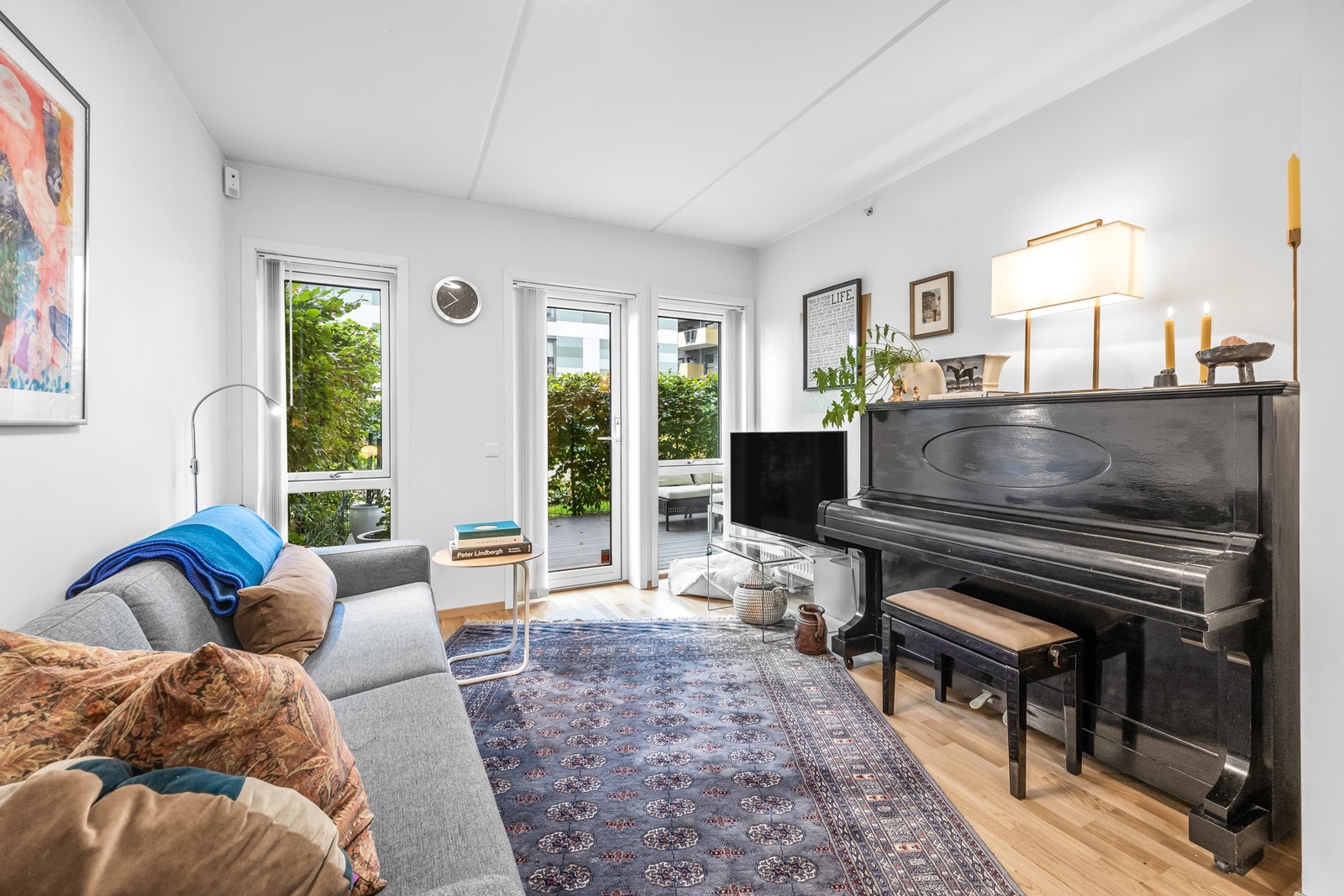 Meget lys og fin stue med godt lysinnslipp/høye vinduer som kan åpnes. Solpersienner på alle vinduene i leiligheten. Galleribilde