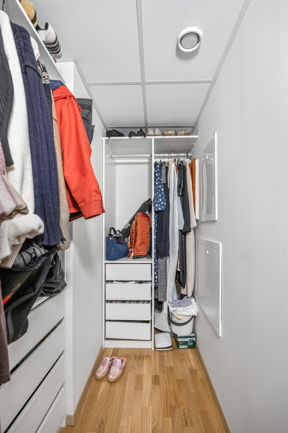 Garderoberommet - komplett med innredningen på bildet og taklampe Galleribilde