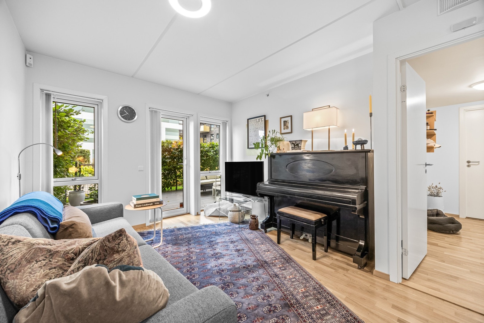 Hyggelig stue med gode vindusflater. Lamellgardiner og taklampe med dimmer. Alarm tilknyttet Verisure som ev. kan videreføres. Galleribilde