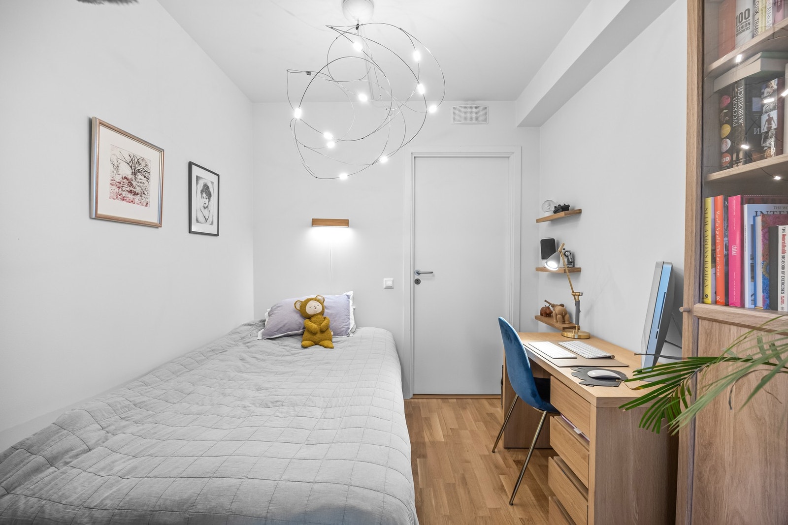 Et delikat og meget funksjonelt innredet ekstra soverom og kontor. Balansert ventilasjon. Galleribilde