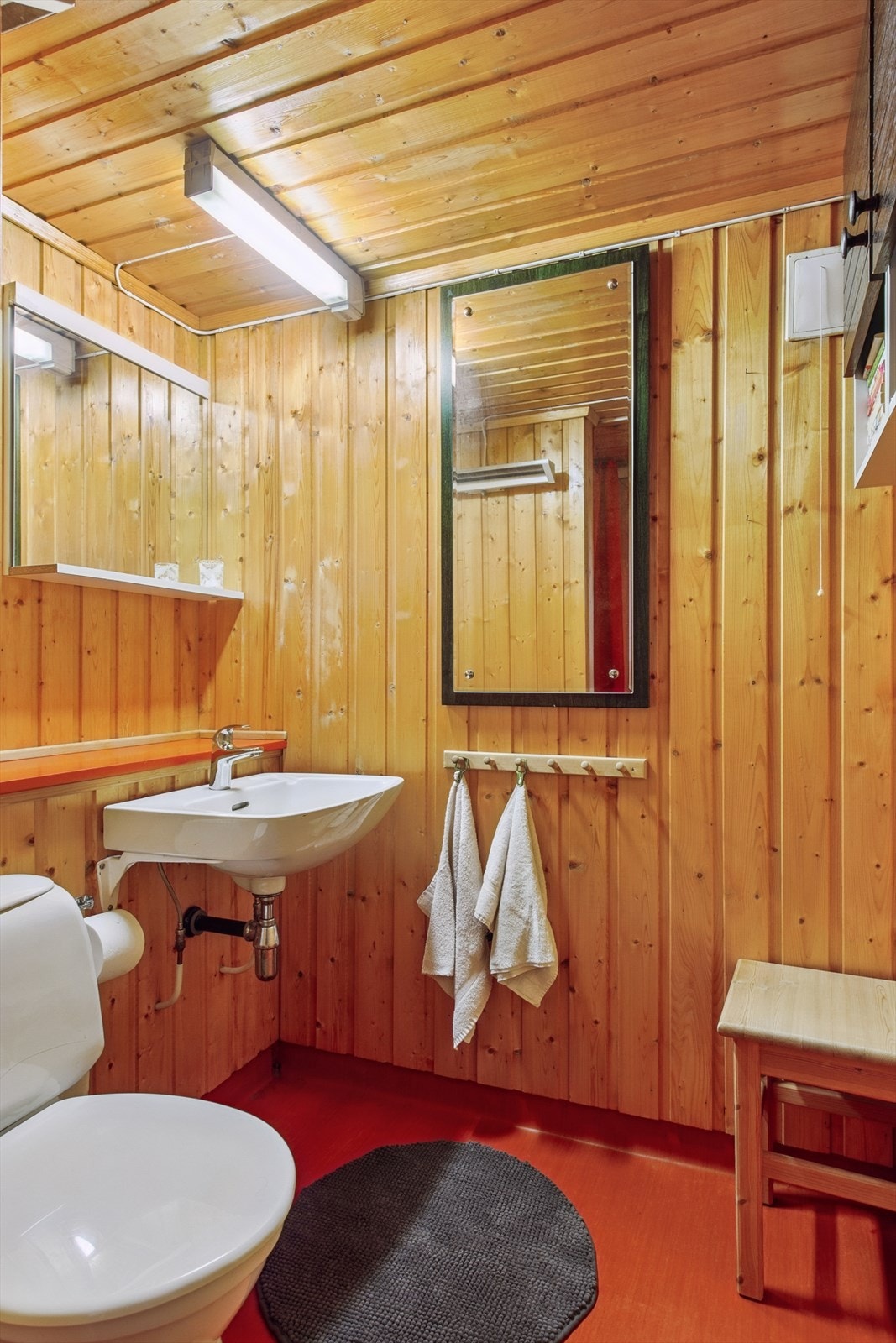 Kjelleren har et praktisk toalettrom med servant og toalett. Galleribilde