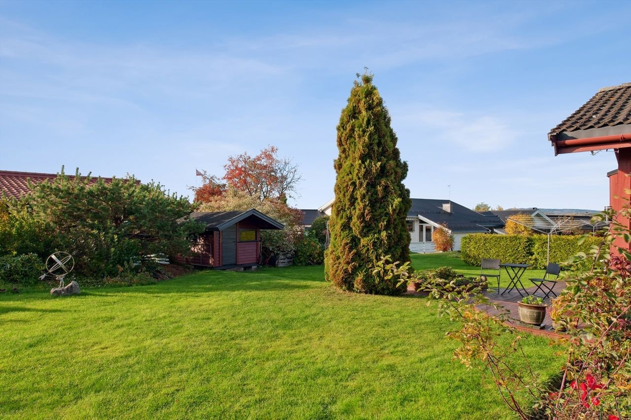 Stor og flott hage med usjenerte uteplasser. Galleribilde