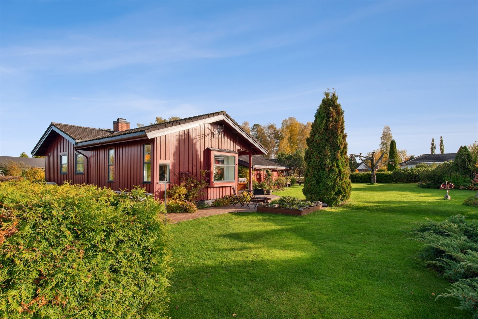 Innholdsrik og spennende arkitekttegnet enebolig med stor og usjenert hage. Galleribilde