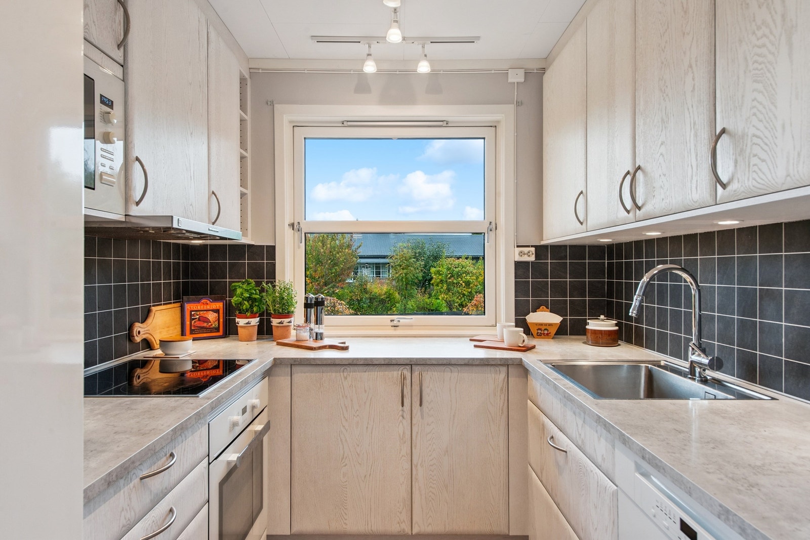 Kjøkkenet fra Norema (2016) er praktisk utformet med integrert platetopp, komfyr og mikrobølgeovn. Galleribilde