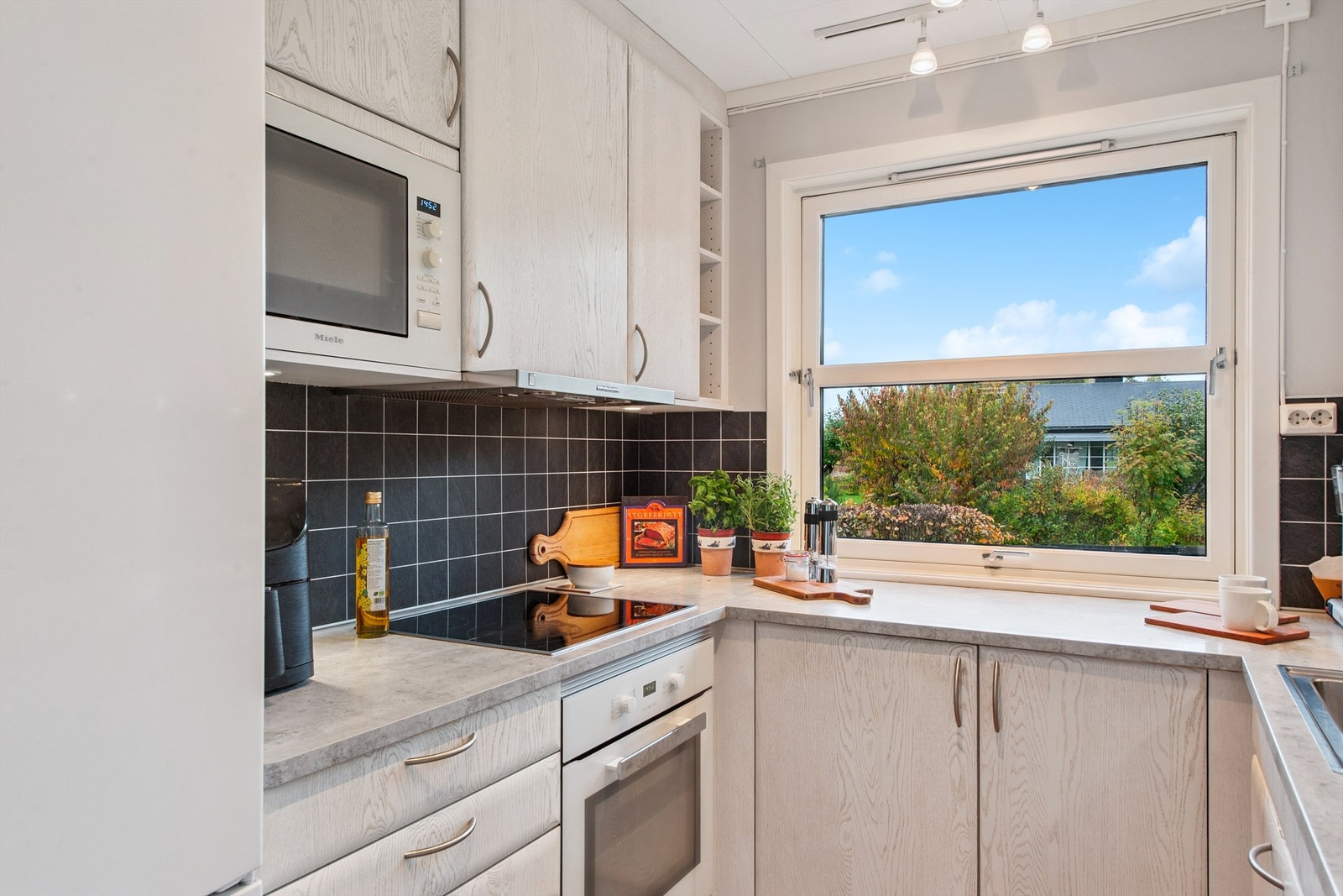 Kjøkkeninnredningen har godt med skapplass og slitesterke, laminerte benkeplater. Galleribilde