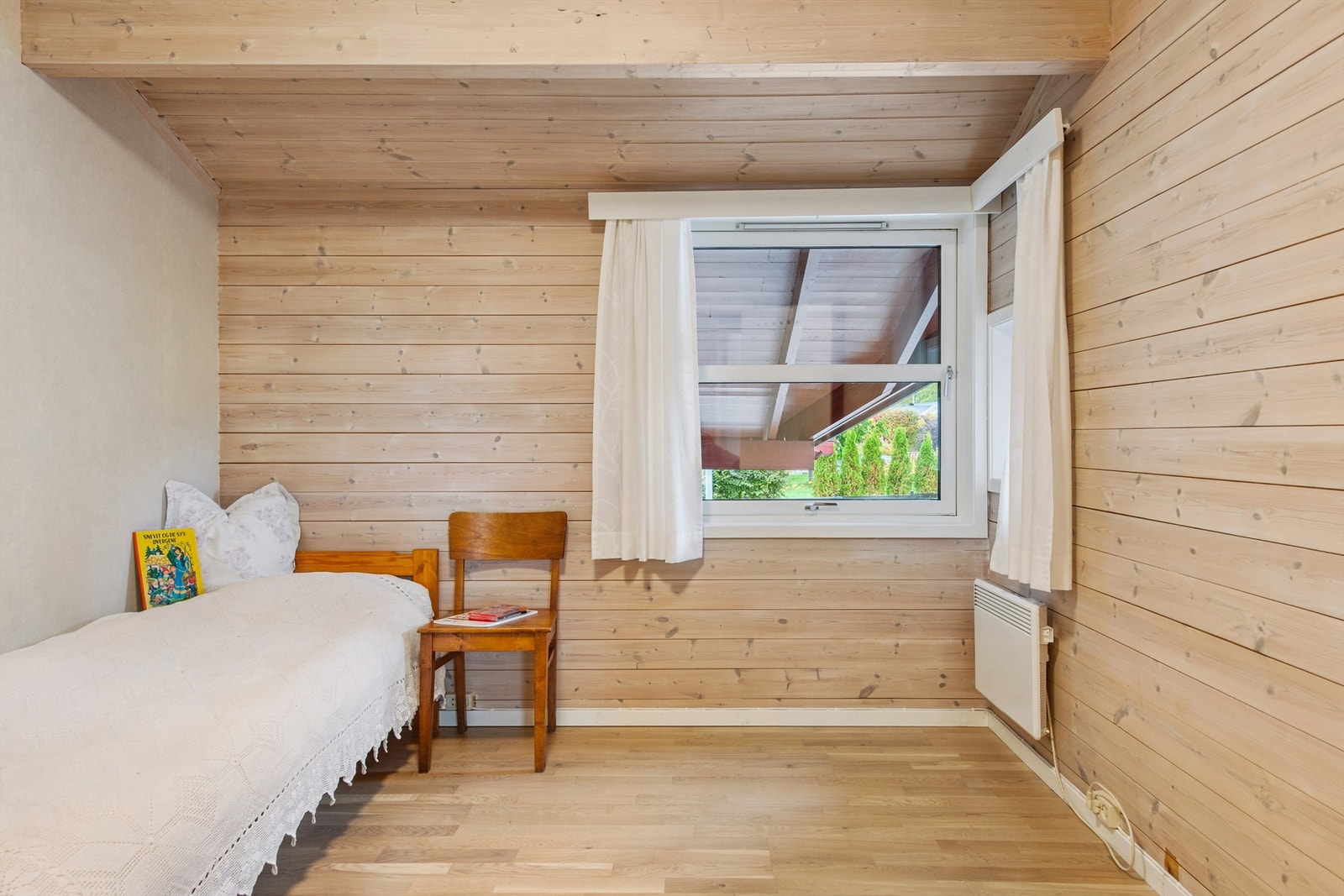 Det tredje soverommet i første etasje har behandlet panel på veggene. Galleribilde