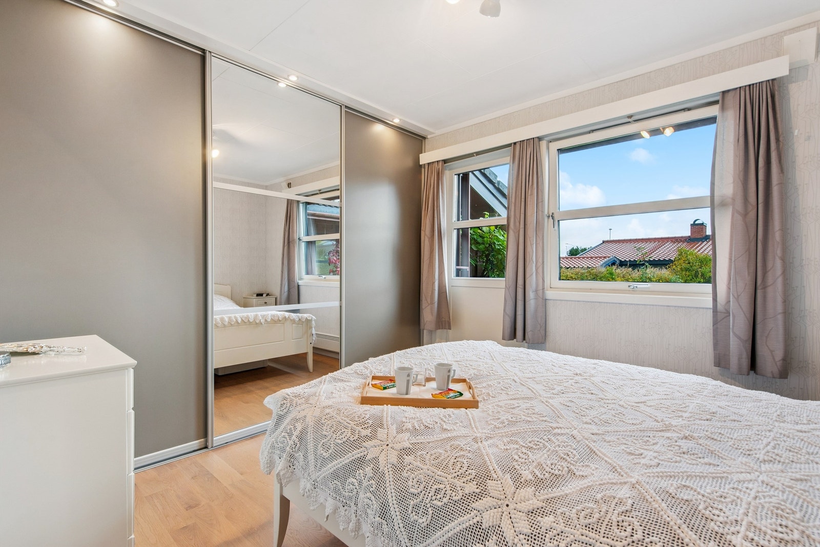 Hovedsoverommet har en stor skyvedørsgarderobe med speilfronter som gir en god romfølelse. Galleribilde