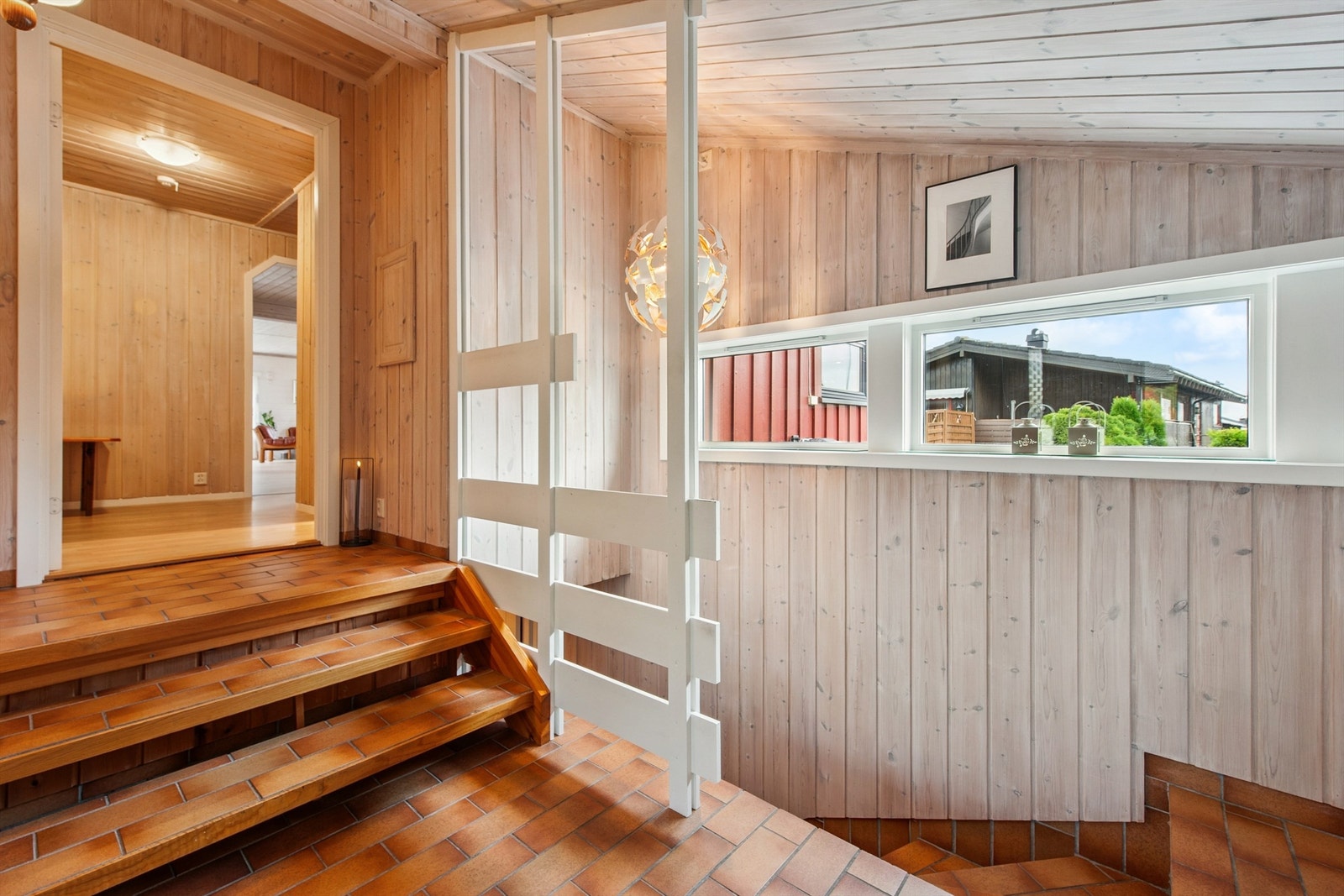 Romslig og lys gang med god plass til garderobeløsning. Galleribilde