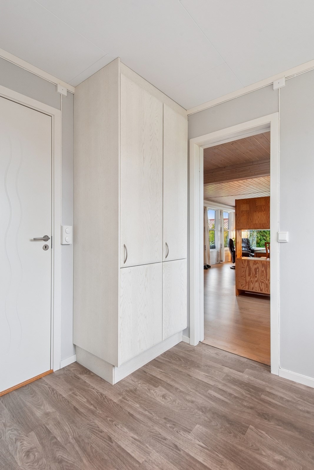 I tilknytning til kjøkkenet er det praktisk lagringsplass i gangen. Galleribilde